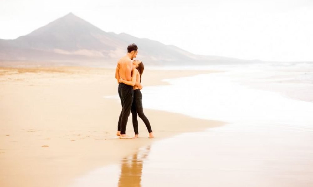 2.1_n5_pareja-en-la-playa-corralejo_shutterstock_385491523-gallery