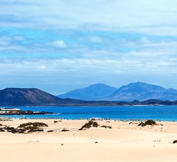 4_corralejo-playa-y-isla-de-lobos-view_shutterstock_1307109895-modificada-800x530-px-gallery